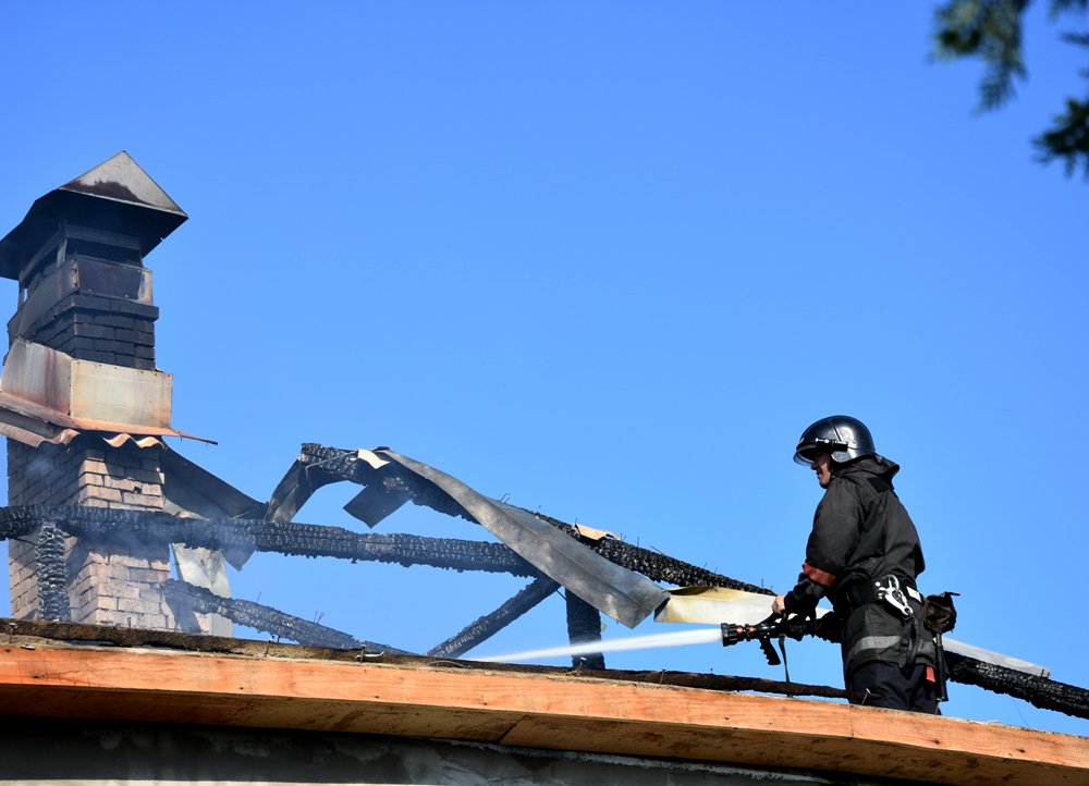 Двадцать пожарных тушили сельскую библиотеку под Одессой   timer-odessa.net/news/dvadtsat_…  #таймер #одесса