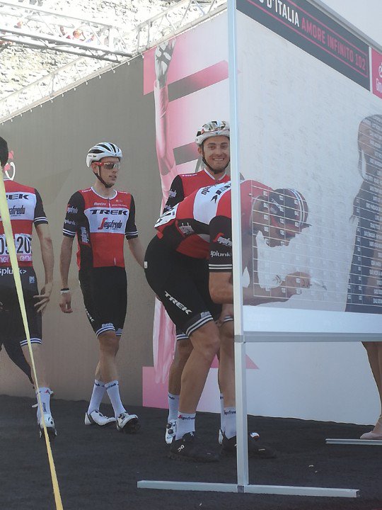 Quelchepassa's tweet photo. Oggi #InGiroColGiro #Giro102 #QCPontheroad alla partenza di Feltre...iniziano le prime firme con la trek https://t.co/cjg92WNL7G