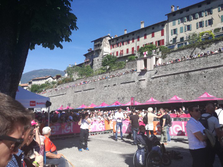 Quelchepassa's tweet photo. Oggi #InGiroColGiro #Giro102 #QCPontheroad alla partenza di Feltre...iniziano le prime firme con la trek https://t.co/cjg92WNL7G