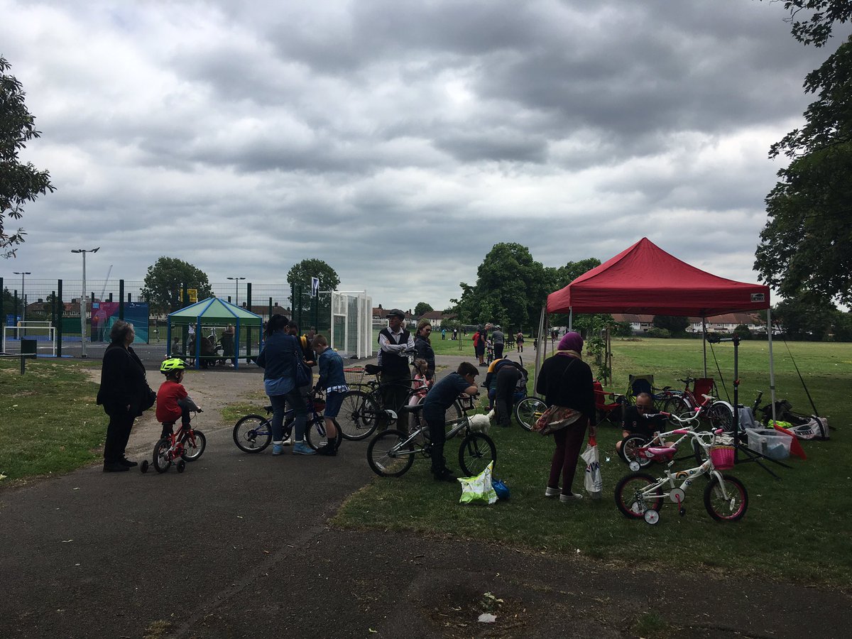 street_space_'s tweet photo. We had a blast this half term working with @love_valence to get more people in the park &amp; testing different activities from picnics, to 🏀, to 📷, to 🚲, ⚽️ and litter picking! 

Huge thanks to all our partners @lbbdcouncil @LondonSport @SportingEquals @vandomecycles @lcpuk https://t.co/uYkkpt07yh