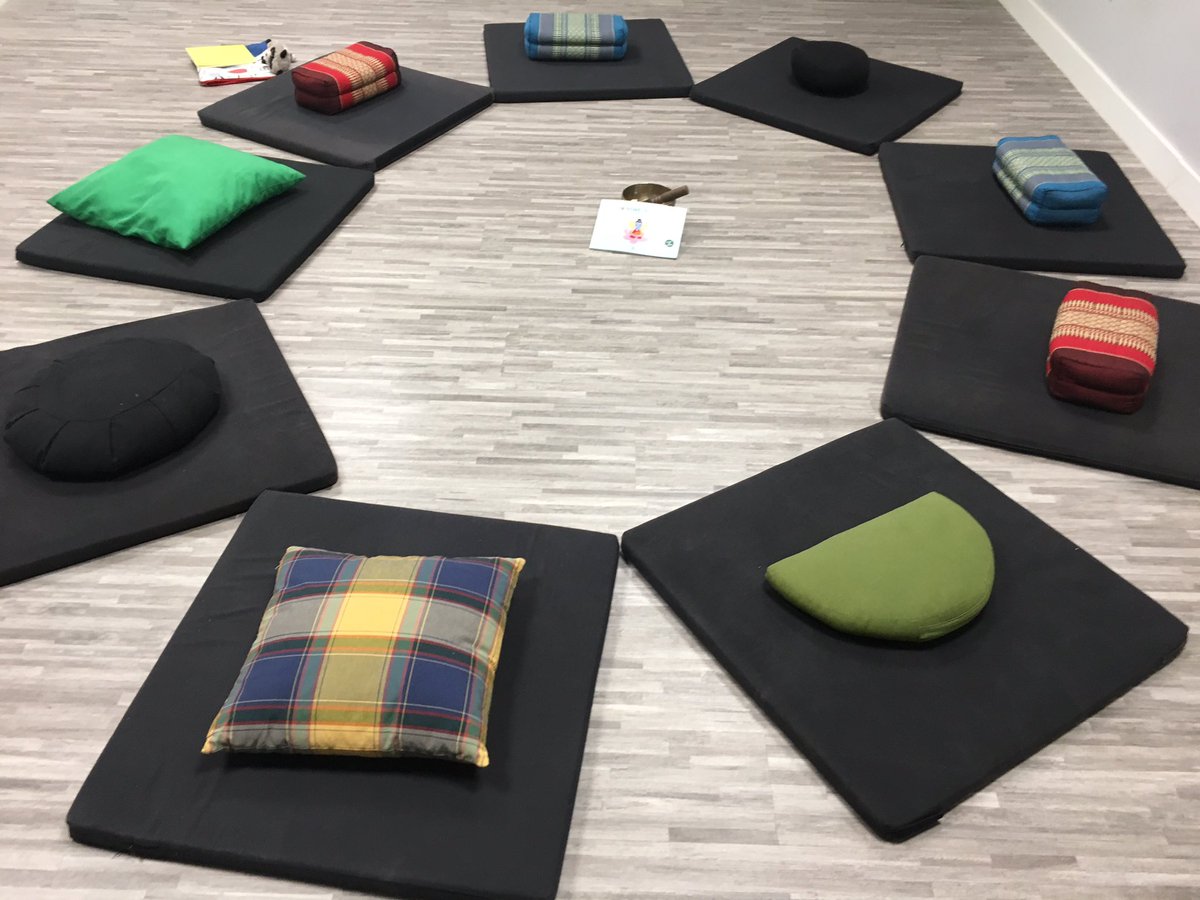 Diazcanejaeduca's tweet photo. A punto de comenzar nuestra tercera sesión de Mindfulness en familia @Alzentro 5 padres y 4 niños, de entre 5 y 8 años años se han animado esta vez. Y por supuesto... nos acompaña el Hada de la Atención Plena @unbosquetranqui @Elaeditorial https://t.co/XqRhtzEXBV
