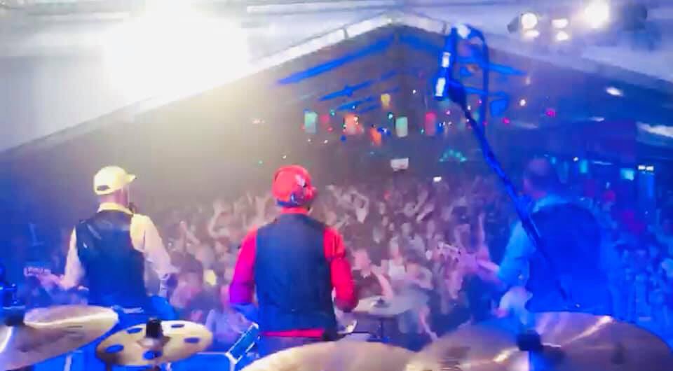 Een lekker vol dagje! Van Veronica Inside Radio door naar een dampende feesttent in Lochem. 🤩😜☺️
#veronicainsideradio #keidagen #Lochem #onetwotriohussel