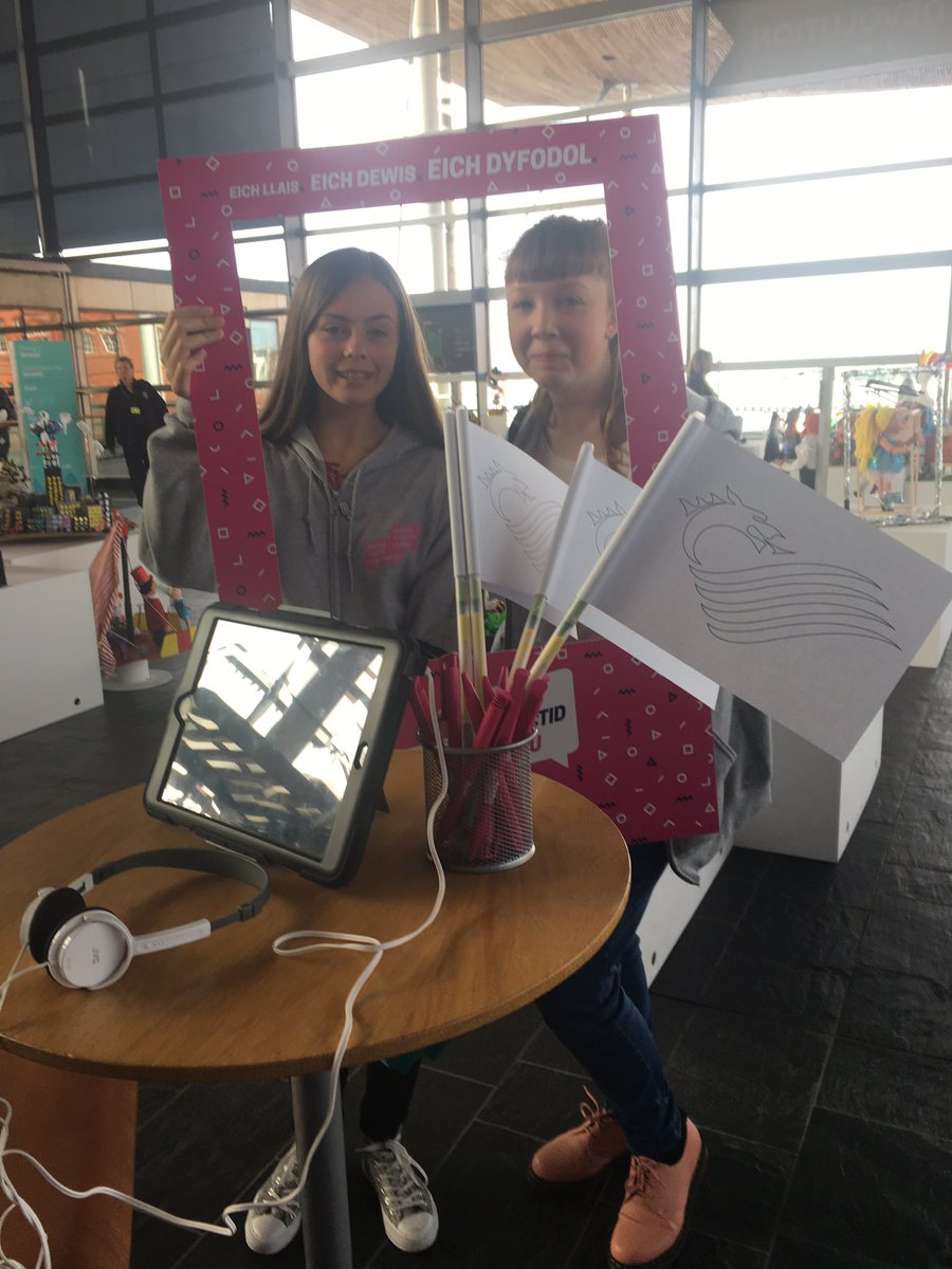 SeneddIeuenctid's tweet photo. Dyma ddiwrnol olaf Senedd Ieuenctid Cymru yn yr Eisteddfod #urdd19 Pob lwc i bawb sy’n cystadlu heddiw ond cofiwch ddod draw i’r Senedd i gyfarfod Ffion ac Eleanor, ein Seneddwyr ifanc cyn i chi fynd adra! https://t.co/RhvT7I1BPD