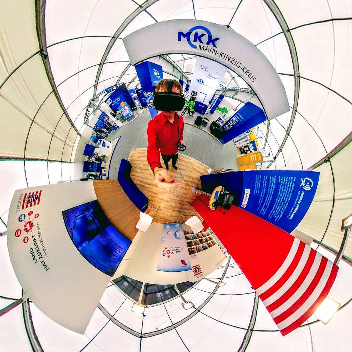 TobiasBuchwald's tweet image. @DigitalesHessen meets #VirtualReality

Noch heute und morgen könnt ihr am Stand des hessischen #Digitalministerium einen Einblick in #VR Erfahrungen erhalten!

#MesseWächtersbach