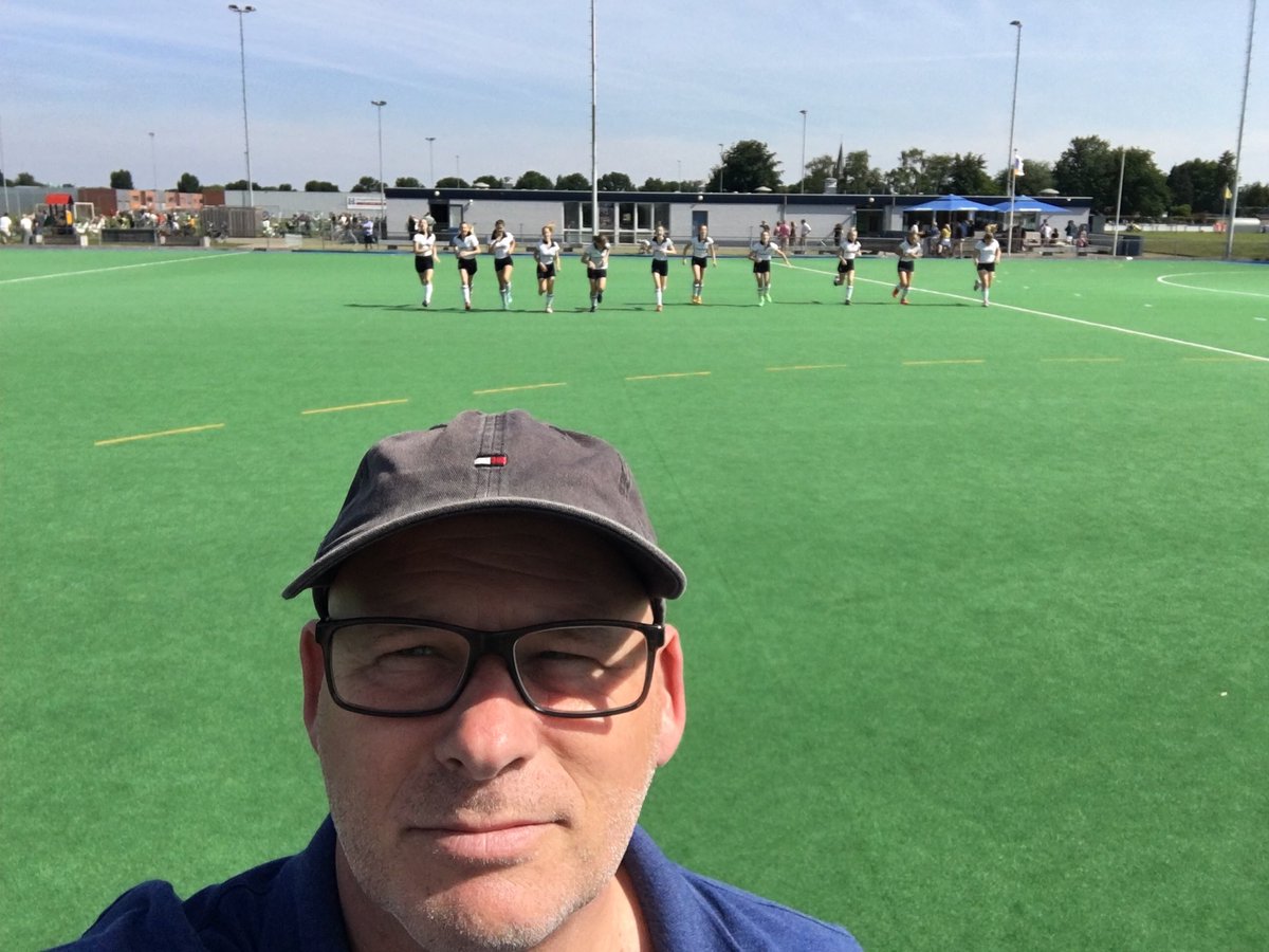 Mac_Manders's tweet photo. Zij die gaan coachen, groeten u. #hoi #kampioenen #mhc1 https://t.co/TeBq2bueWP