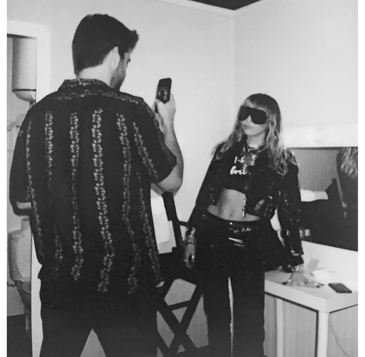 MileyTeamITALY's tweet photo. “Direi che c’è una possibilità del 48% che io sia il MIGLIOR fotografo di sempre” - @LiamHemsworth 🖤 https://t.co/DRFH33so0S