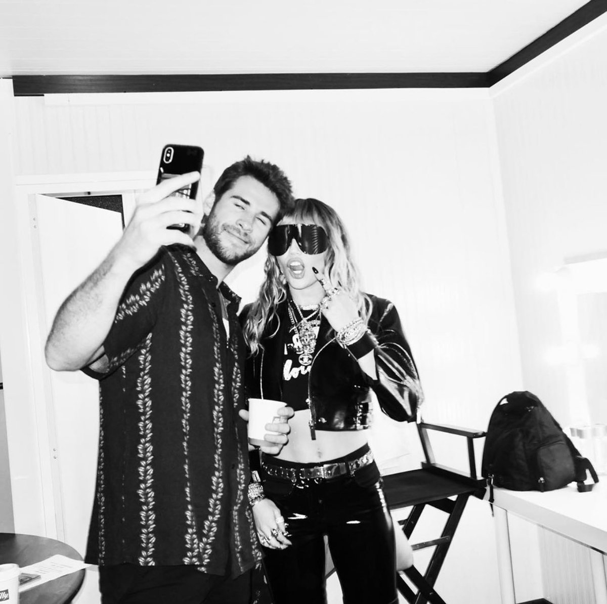 MileyTeamITALY's tweet photo. “Direi che c’è una possibilità del 48% che io sia il MIGLIOR fotografo di sempre” - @LiamHemsworth 🖤 https://t.co/DRFH33so0S