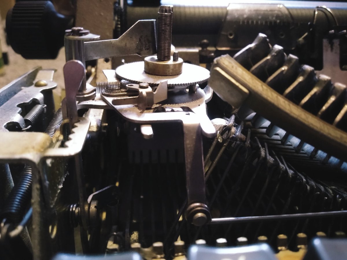 arturtamborski's tweet image. Maszyna do pisania Predom-Łucznik 1301, zbliżenie na mechanizm podający taśmę barwiącą do głowicy.
#typewritter