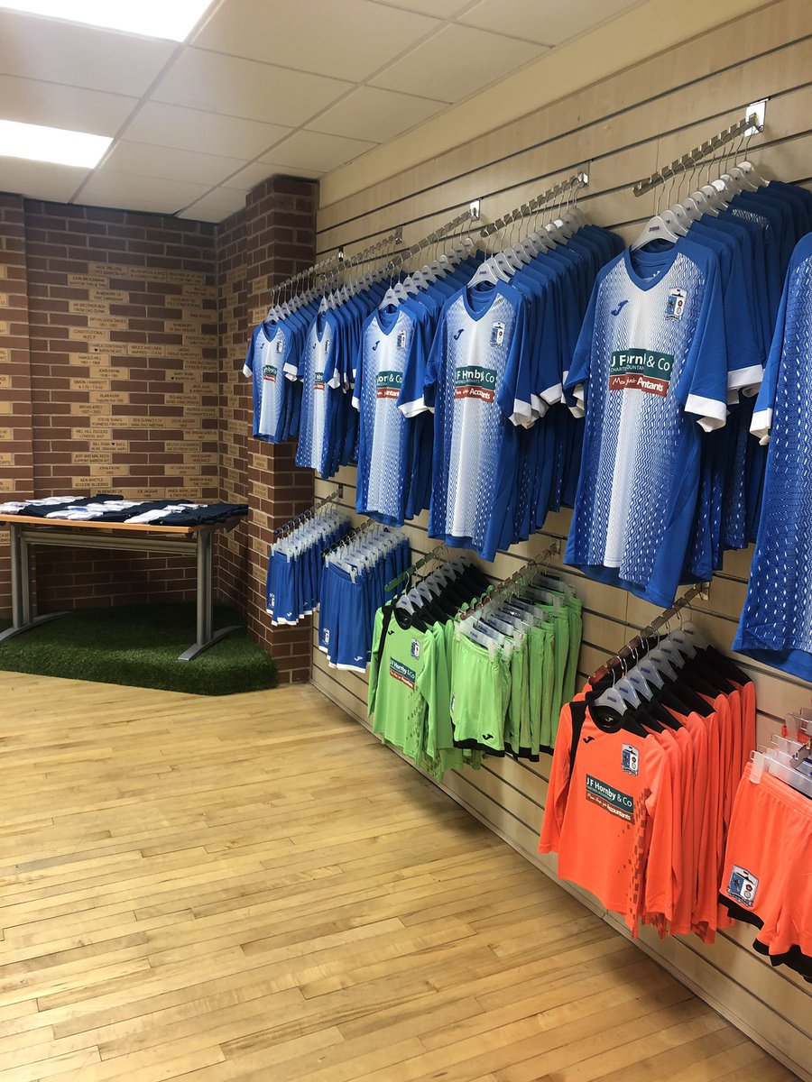 17Sport1's tweet image. Fair to say some midnight oil was burnt! But we’re super proud to supply our local club and the kit looks awesome ⚽️🔵 #BackTheBluebirds #StayLocalGoFar @JomaSportUK @jfhornby @PhilCAssociates