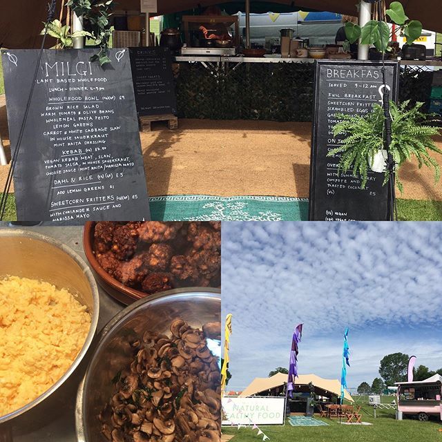 We’re open for breakfast @runfestrun serving, scrambled eggs/tofu, sweet corn fritters, tomatoes, mushrooms and toast .
.
.
.
.
#veggiebreakfast #veganbreakfast #vegan #veggie #runfestrun #runfestrun2019