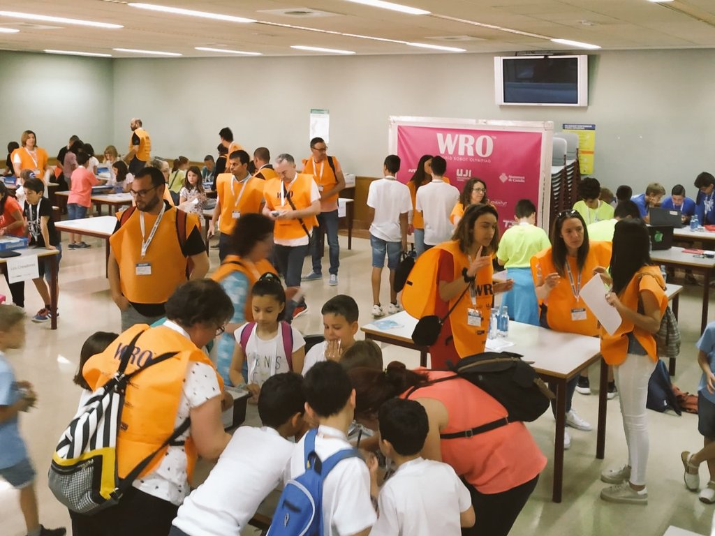 EvaAlconUJI's tweet photo. Xiquetes i xiquets de més de 40 escoles de tota la província de Castelló en la LEGO World Robot Olympiad #WRO a la @FCJE_UJI @UJIuniversitat Enhorabona a l'organització 👏👏 https://t.co/7X3FmuljRB