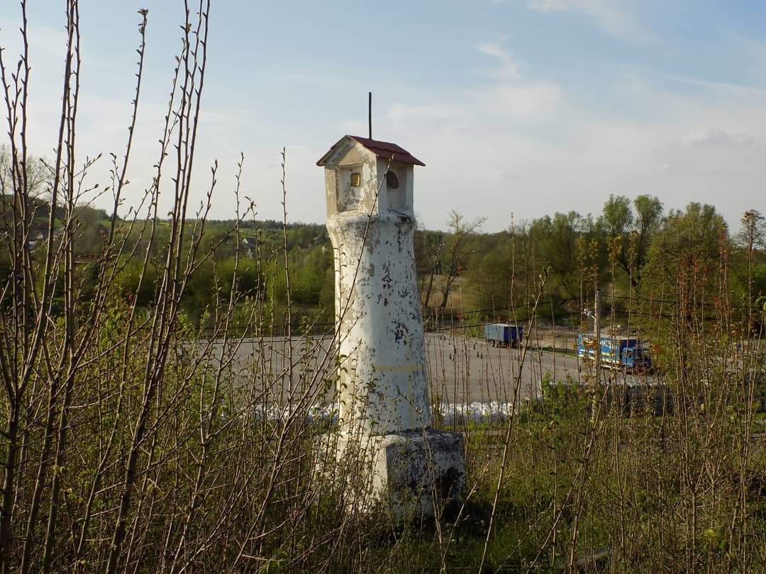 MartaDomanska23's tweet photo. Na wzgórzu zamkowym w Przedborzu  jest słupowa kapliczka, do której ciężko dojść przez gruzy i zarośla
.
#kapliczka #wzgorzezamkowe #promojelodzkie https://t.co/kGdxyLiwQ3