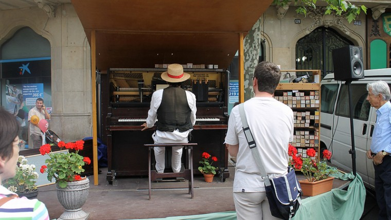 barcelona_cat's tweet photo. Made any plans for the #weekendBCN yet? Here are three suggestions ππ
πΆπ·Music in the parks
ππLocal festival and modernista fair in Dreta de l'Eixample
π€‘π Nose Day, the big celebration for solidarity and laughs
+ info π https://t.co/QOtkNUt9W8 https://t.co/CUfqmOT3Ba