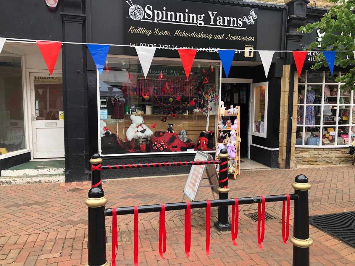 Beercart now on its way up Kingsway.
Ossett Town centre businesses dressed and ready 😀🍺<a href="/ThisIsOssett/">Ossett</a> <a href="/visitossett/">Visit Ossett</a> <a href="/WakefieldMorris/">Wakefield Morris</a> <a href="/WakeExpress/">Wakefield Express</a>