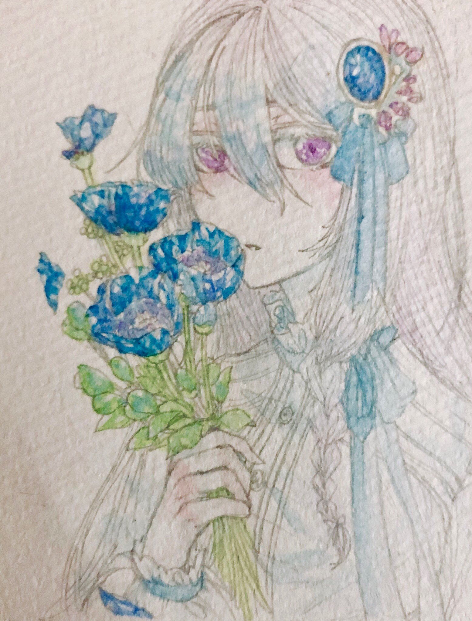 餠鳥 水氷花 すいひょうか 青く煌めく花を咲かせる植物 枯れ落ちた花弁は宝石のように硬くなり 装飾品に使われる 育て方によって花弁の質が変わるため 綺麗に光を反射する水氷花は高く取引される 空想植物図鑑第二巻 T Co Yqcqyynwix