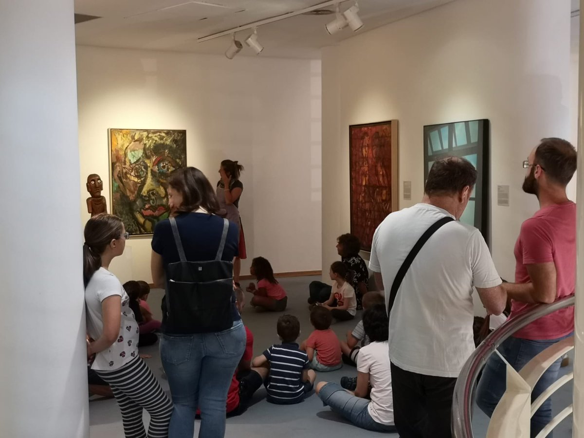 MuseoArteAlm's tweet photo. Un sábado más recibimos en #TuMuseo #Espacio2 a nuestros visitantes VIP: los peques acompañados de sus familiares. Aprendemos los diferentes tipos de #Arte🖼️: abstracto, realista, figurativo... Pero en nada... ¡Todos a crear obras de arte!🎨🎨
#TallerenFamilia #MuseosCreativos https://t.co/OvGwPcrzlB