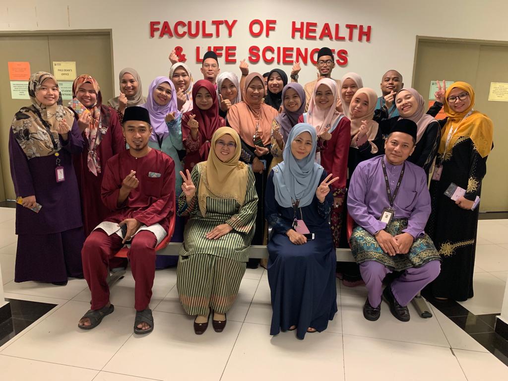 mimieayumi007's tweet photo. Our yearly tradition Science Lab 'salam-bersalaman' at Faculty & Department before everyone going back to their hometown 🚗🚘✈
@MSUIMS
@MSUmylibrary
#fhlsmsu
#RayaStailKita
#raya2019
#MSUraya2019
#SeikhlasRaya https://t.co/pOFkqeeNnj