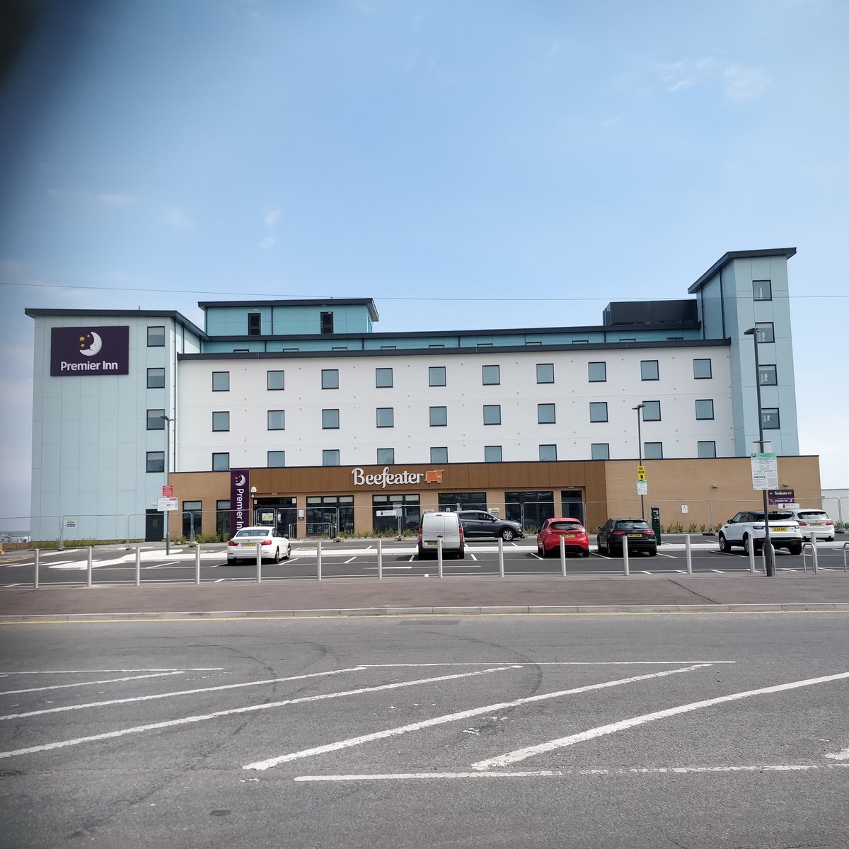 AET_Design's tweet photo. Premier Inn &amp; Beefeater today nearing completion in time for summer #premierinn #hotels #construction https://t.co/HwJCEPTtiM