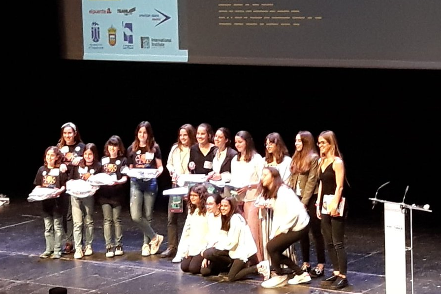FAPA_rivas's tweet photo. ¡Maravillosa noticia! Conocenos muy bien a estas 5 estupendas chicas de #Rivas ganadoras #shecodes4Madrid @TechnovationMad, a sus madres y padres. De hecho uno de ellos está con nosotras en la Junta de la @FAPA_rivas ¡Enhorabuena! Ver-> https://t.co/xlEqcMCZgH https://t.co/VuHB2zUgMO