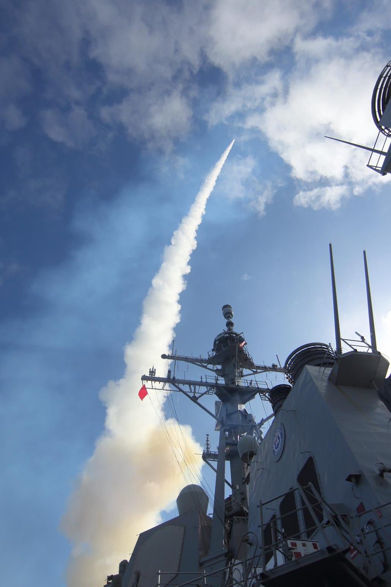 EricBos6's tweet photo. Na een operationele periode op zee met diverse raketlanceringen, nu een havenbezoek Plymouth😃👍⚓️ Eerst nog even de opstellingen soppen💦💦 #ZrMsdeRuyter #FormidableShield19 https://t.co/J9ACXjZC8Y