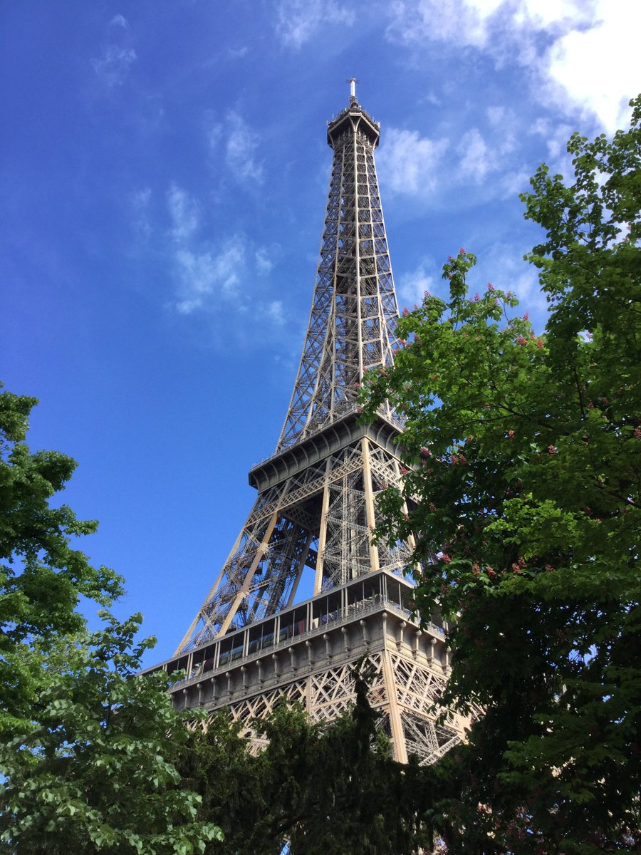 ULISVH18's tweet photo. Le vendredi 26 avril, on est monté à la Tour Eiffel. On a monté 1664 marches pour aller au sommet! Le midi, on a mangé à mac Donald et après on est monté dans le bateau mouche. https://t.co/QNnjXaiml6