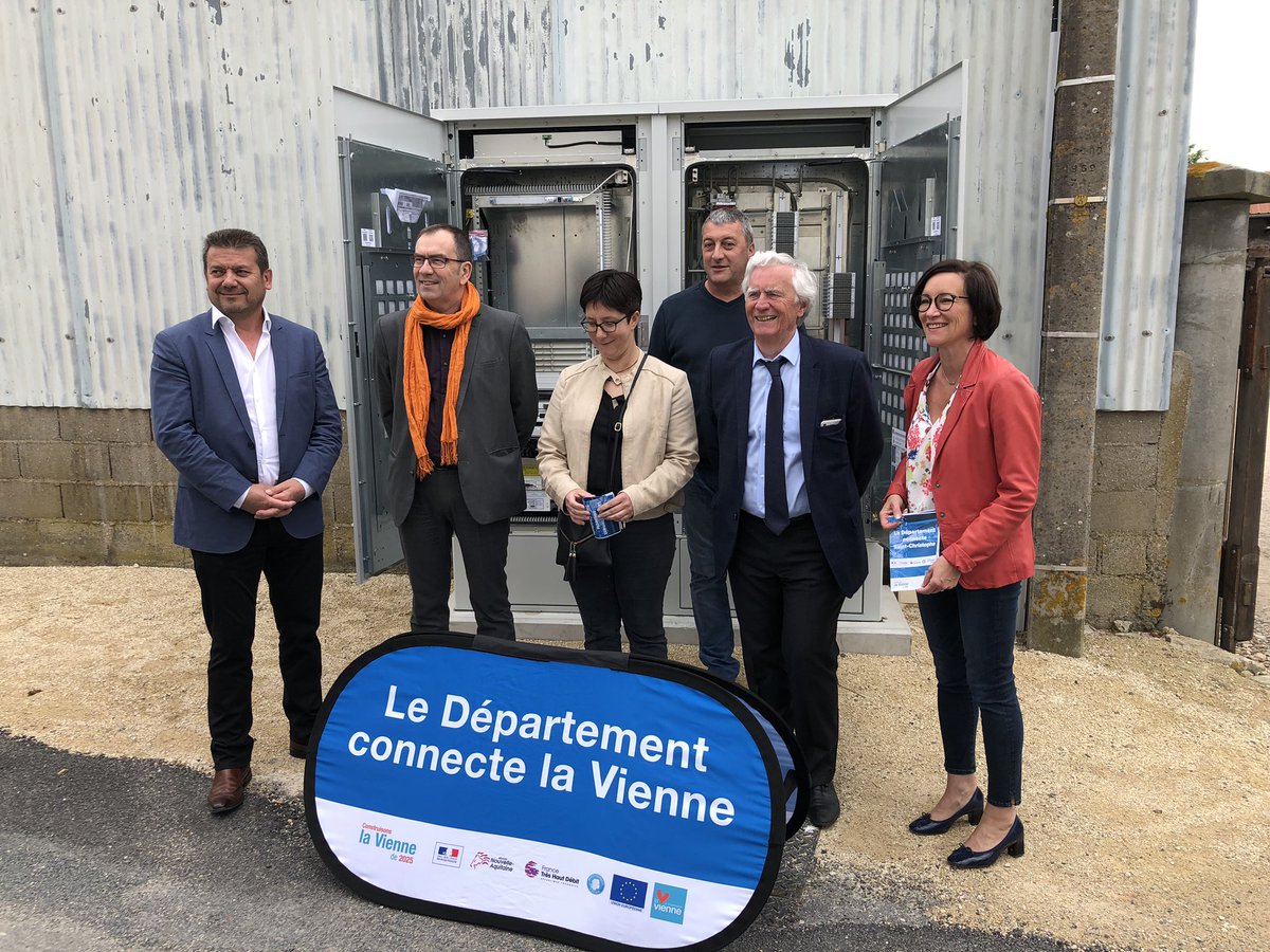 unionvienne's tweet photo. Montée en Débit à #StChristophe en présence de #TierryPrieur #SéverineSaintPé @AlainPichon86 @DaugeValerie @jpabelin. Apporte un vrai service pour (les habitants, agriculteurs, artisans ect.). Le @departement86 est à l’œuvre pour réduire la fracture numérique ds la Vienne. https://t.co/0gf8onh1L3