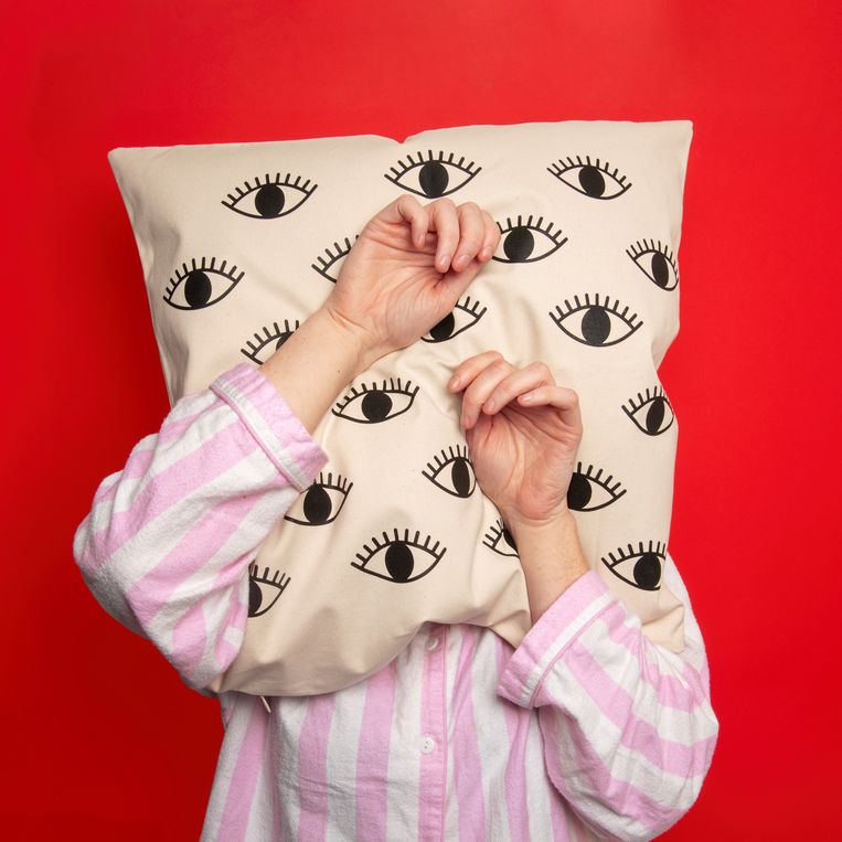 hersenstichting's tweet photo. Als je in bed ligt en niet kan slapen, rust je dan voldoende uit? Antwoord: Wie niet slaapt, ontspant hooguit een beetje. Maar een gebrek aan slaap brengt verschillende negatieve effecten met zich mee. Maar wat te doen als je de slaap niet kunt vatten? https://t.co/J2RxfkyeTF https://t.co/JLybaLCEPH