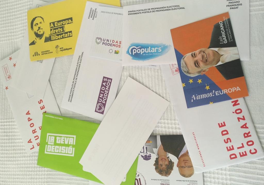 myriambmoneo's tweet photo. Todo este desperdicio de papel en mi buzón hoy en la era digital. Voy a poner una nota como uno de mi barrio: "En esta casa ya tenemos decidido el voto, la propaganda irá directa a la basura" #Elecciones26M #PropagandaDigital https://t.co/oSSevjRoyj