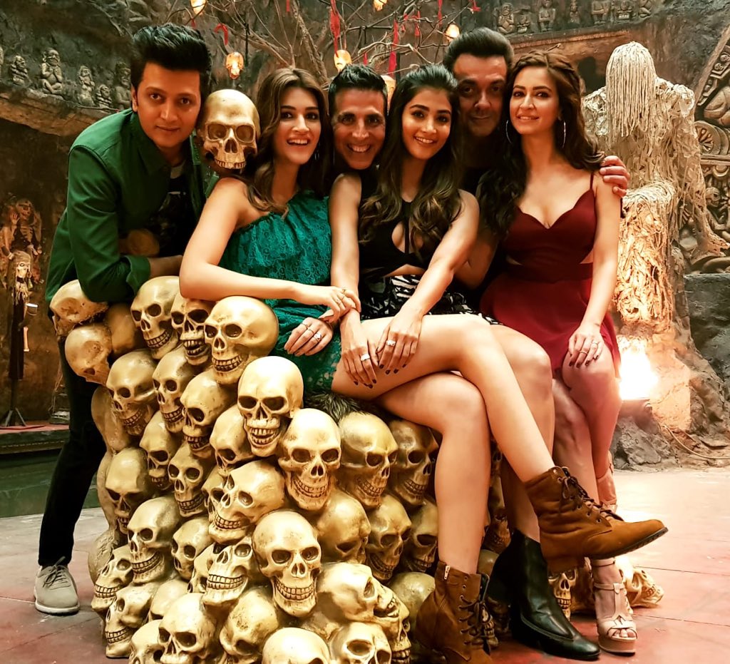 mrs_krk's tweet photo. Quiz :- How many chakki #AkshayKumar in this photo? Comment below to confirm a holiday ticket to fly Canada! @akshaykumar #Housefull4 #VivekOberoi #ModiObsession https://t.co/NtaX6leaXr