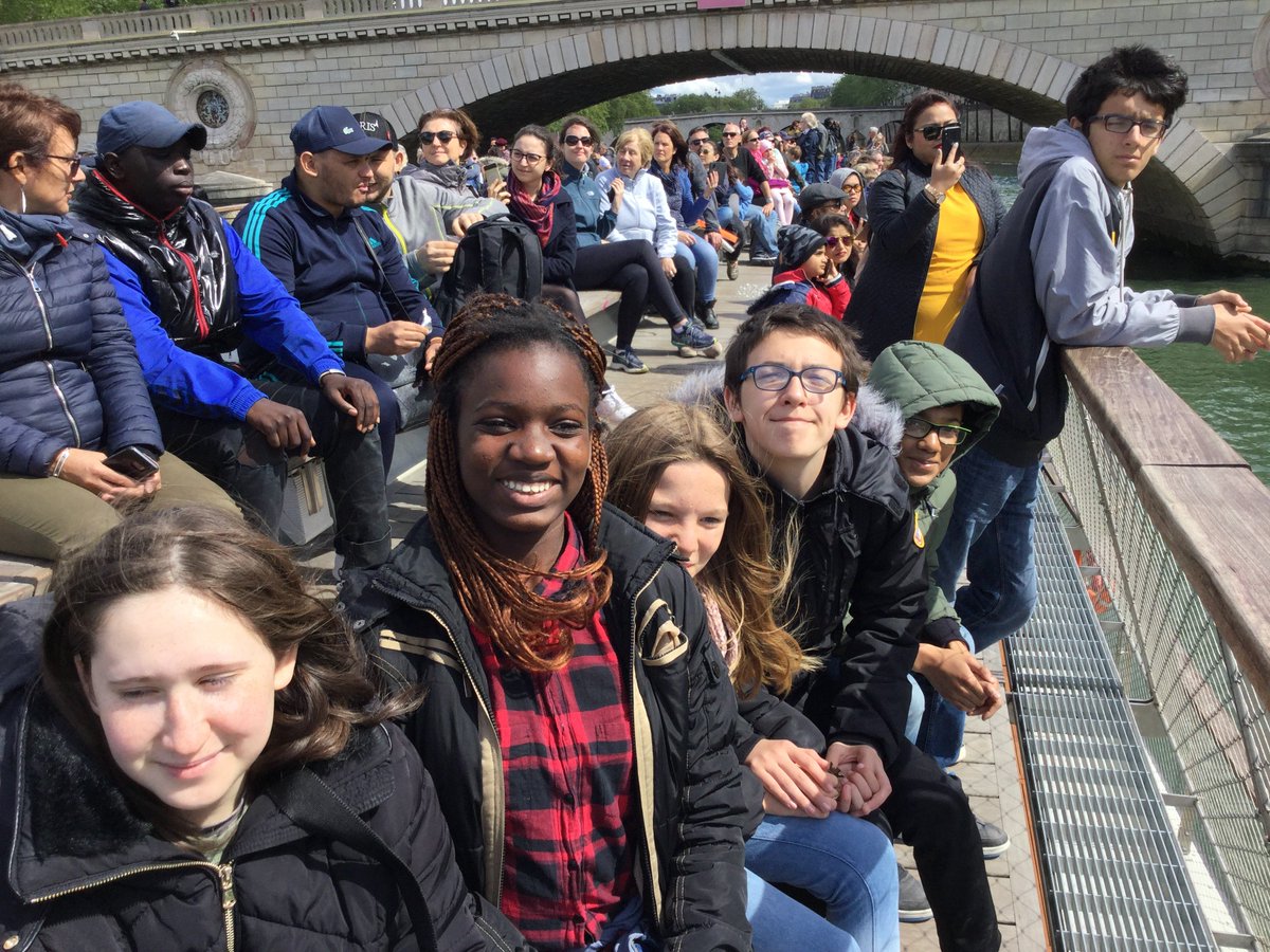 ULISVH18's tweet photo. Le vendredi 26 avril, on est monté à la Tour Eiffel. On a monté 1664 marches pour aller au sommet! Le midi, on a mangé à mac Donald et après on est monté dans le bateau mouche. https://t.co/QNnjXaiml6