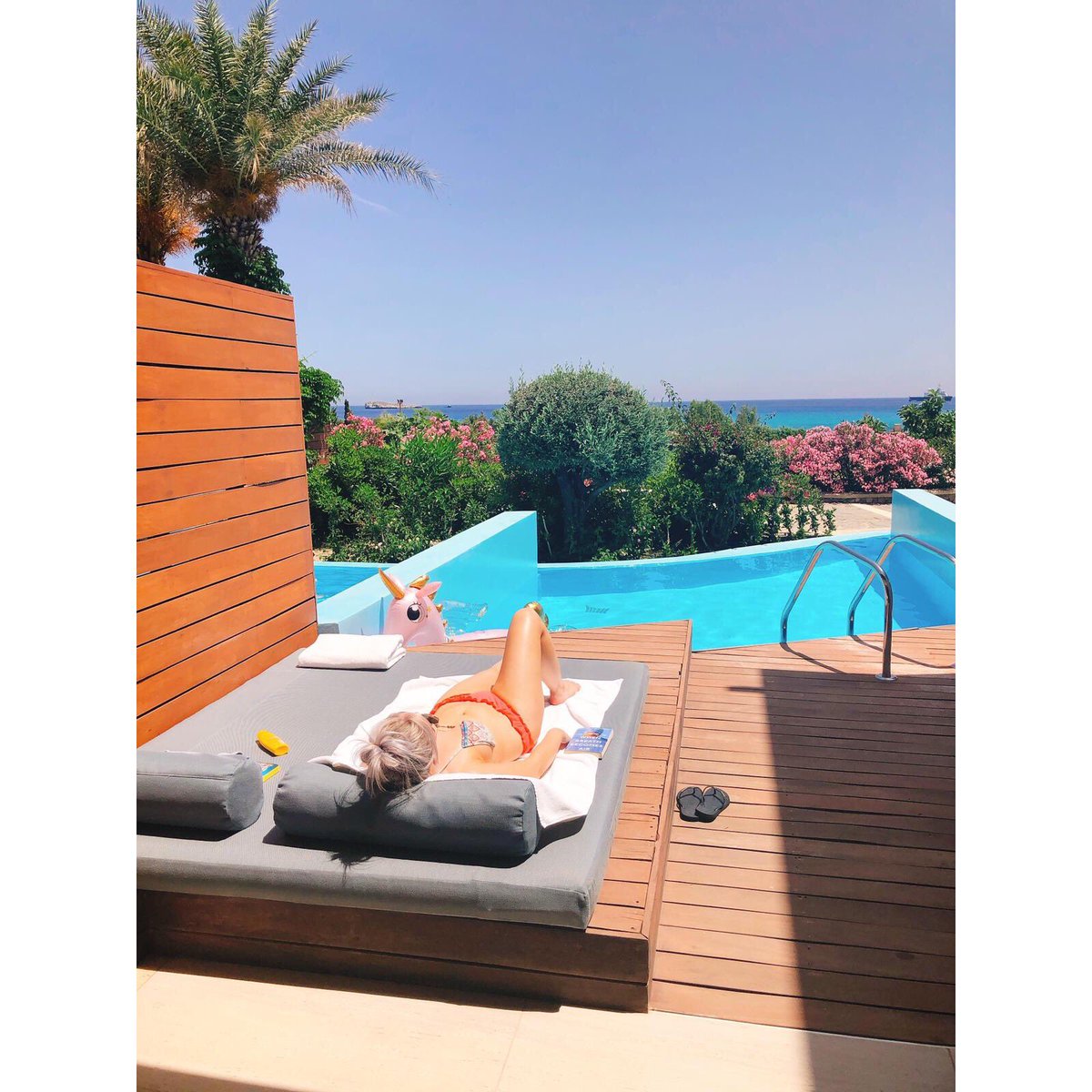 Spending the last day of my 20s in style 😎☀️👙 #birthday #holiday #timetorelax #happyplace #familytime #roomgoals #luxury #hellodirty30s #lindosvillage #rhodes #greece🇬🇷 💙 <a href="/Aquagrand/">Aquagrand of Lindos</a>