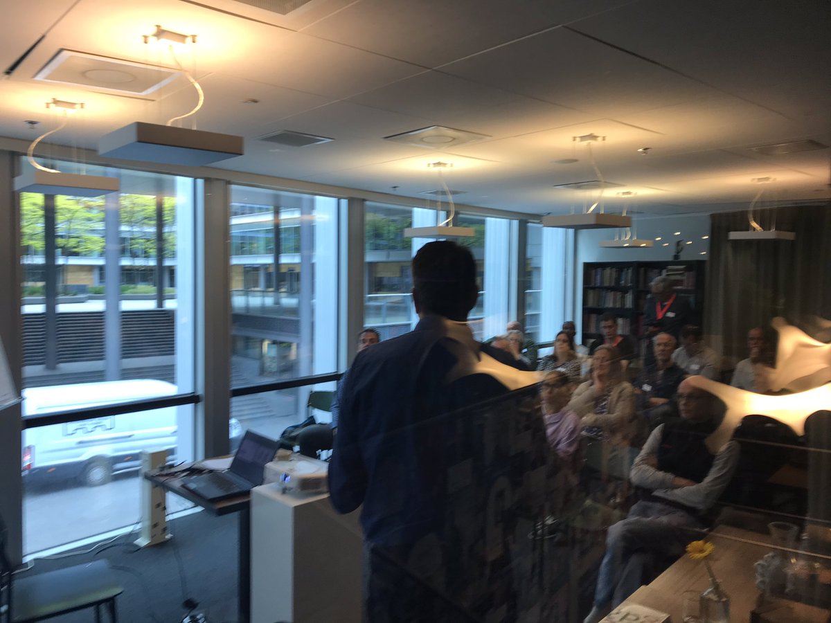 digitejo's tweet image. Now on stage @MarcBoers. Over Expert winkels die veranderen en wat jij daar wijzer van wordt. Voor Netwerkcafé Amsterdam, Zuidas Amsterdam.