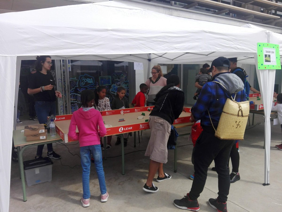 EscolaSaavedra's tweet photo. El nostre agraïment a @URBots i @etseURV el nostre #partner, entre tots hem fet  disfrutar a pares/mares i fills/es de la tecnologia. Un matí de dissabte fantàstic a la #firatecnologicasaavedra de l'@EscolaSaavedra https://t.co/kH0zhjiHOW