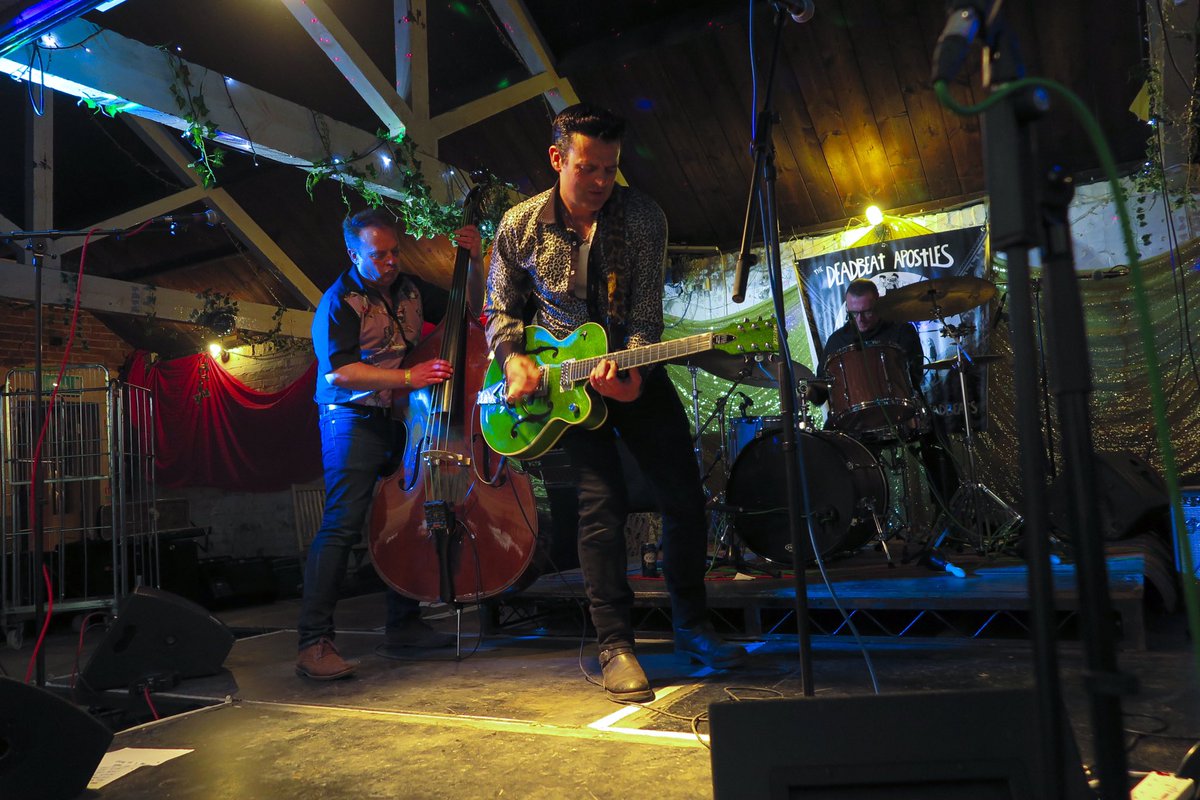 SighVeaney's tweet photo. Some flashbacks to the #dayofthedeadbeats with @TheLongInsiders and their beautiful lime guitar at @isisfarmhouse #dotdb thanks for the alert @OxMailTimHughes ! https://t.co/0q20tqkmWL
