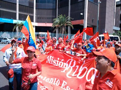 Hoy se cumple 1 año desde que el pueblo venezolano, una vez más, demostró que está del lado de la paz, la soberanía, la independencia y la Revolución y ratificó con su voto a nuestro presidente <a href="/NicolasMaduro/">Nicolás Maduro</a> para seguir dirigiendo los destinos de la Patria #1añoDeVictoriaPopular
