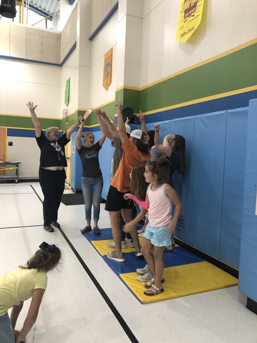 MelBen1030's tweet photo. RCHS Seniors joined in on spiderwebs with 2nd grade, after breakfast. Never to old to have fun in PE! @MissMayVernon @brit_lancaster @kworthy11 @RoyseCityISD #MMVPE https://t.co/qam51pKvf4
