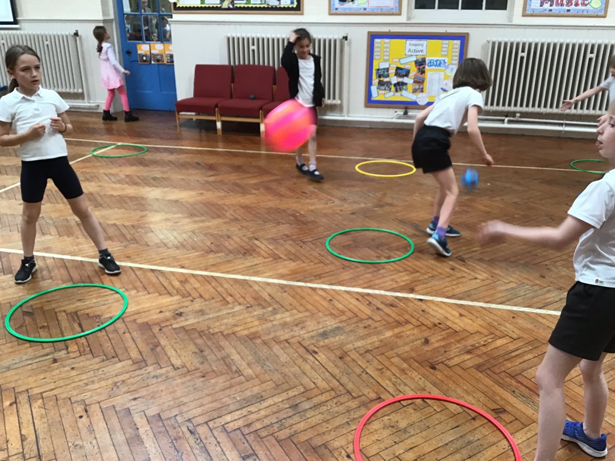 ClaphamTerrace1's tweet photo. Year 3 developing striking and fielding skills, focussing on accuracy and movement. @covpess #Physicaleducation #keyskills #coordination #healthybodyhealthymind #activelearning https://t.co/kmLLYCEeZO