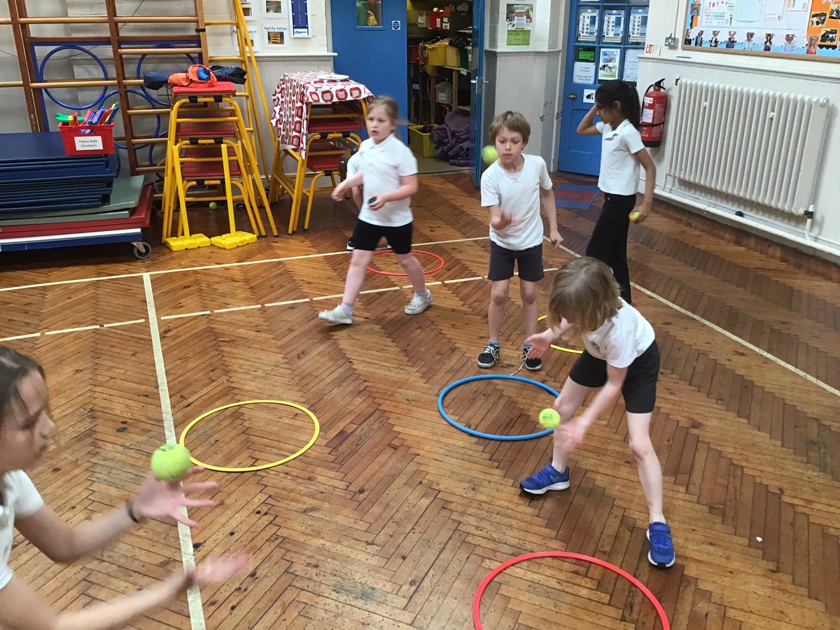 ClaphamTerrace1's tweet photo. Year 3 developing striking and fielding skills, focussing on accuracy and movement. @covpess #Physicaleducation #keyskills #coordination #healthybodyhealthymind #activelearning https://t.co/kmLLYCEeZO