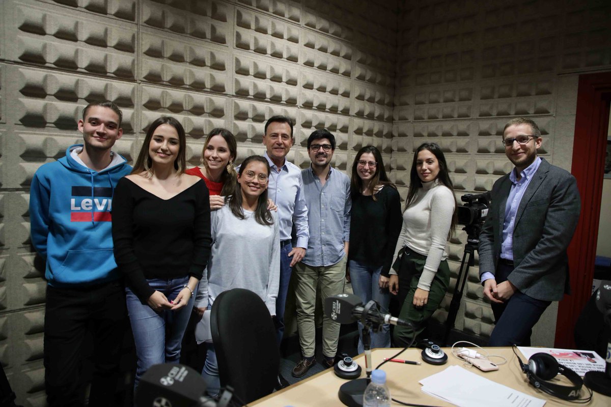 USPCEUprensa's tweet photo. 📻🎙️ Un broche de oro al ciclo de entrevistas del programa de @ONCEULAB ‘Apaga y Vámonos’ 🎚️ Alumnos de @HumYComCEU entrevistan en la @USPCEU al @CEUAAlumni Matías Prats, presentador de @A3Noticias 👏🏼 ¡Un lujo escuchar tus consejos a futuros periodistas!🔝
https://t.co/YF1ATYqUP5 https://t.co/TMRrIP0kOy