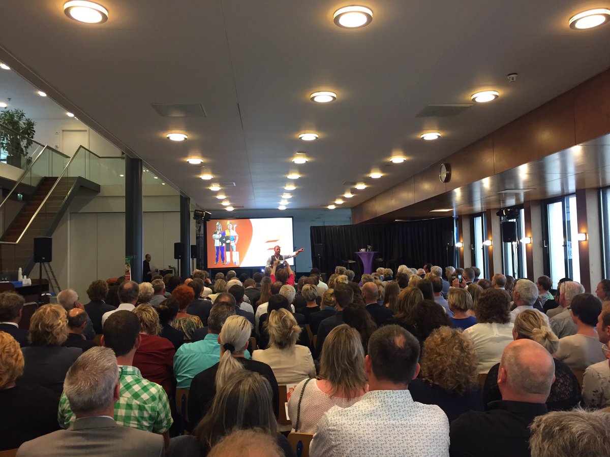 Volle zaal bij bijeenkomst #1000banenplan waar ook @bnlrn een workshop samen met Jurrëns onderdeel <a href="/Frisobouwgroep/">Friso Bouwgroep</a> zal verzorgen. Mooi voorbeeld samenwerking onderwijs, overheid en ondernemers om mensen te interesseren voor techniek en bouw.