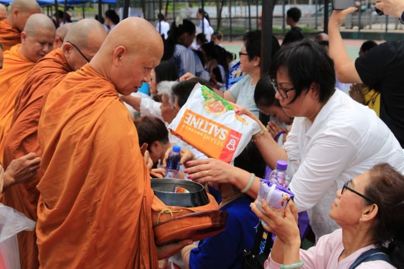 streetcatok's tweet photo. ชาวพุทธไทย🇹🇭 และฮ่องกง🇭🇰 เฉลิมฉลอง #วันวิสาขบูชา
ด้วยการตักบาตรพระทั้งเกาะฮ่องกง

#วัดภาวนาเกาลูน และ #วัดพระธรรมกายฮ่องกง นิมนต์คณะสงฆ์วัดไทยในฮ่องกง-เกาลูนทั้ง 8วัด กว่า20รูปร่วมรับบาตรสาธุชน

ภาคบ่าย ร่วมกันปฏิบัติธรรม และช่วงเย็นเวียนประทักษิณรอบพระบรมสารีริกธาตุ
19 พค.62 https://t.co/RyVhQqcIxv