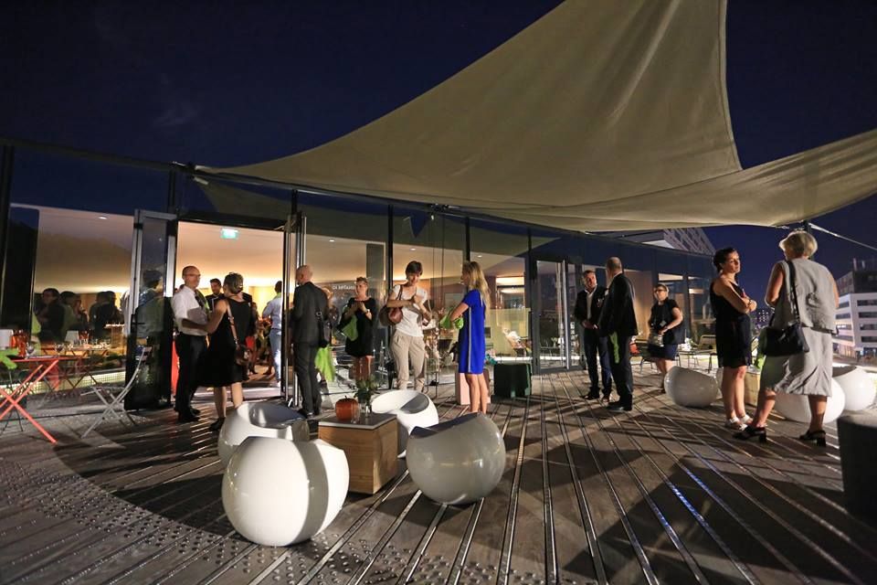 Accueillant jusqu’à 180 personnes en format cocktails, le Quai 37 se prête parfaitement à vos soirées d’entreprise. Grâce à ses 180m² de surface, vous pouvez transformer l’espace en dancefloor ou installer des animations qui pimenteront votre soirée. #portrambaud #lyon