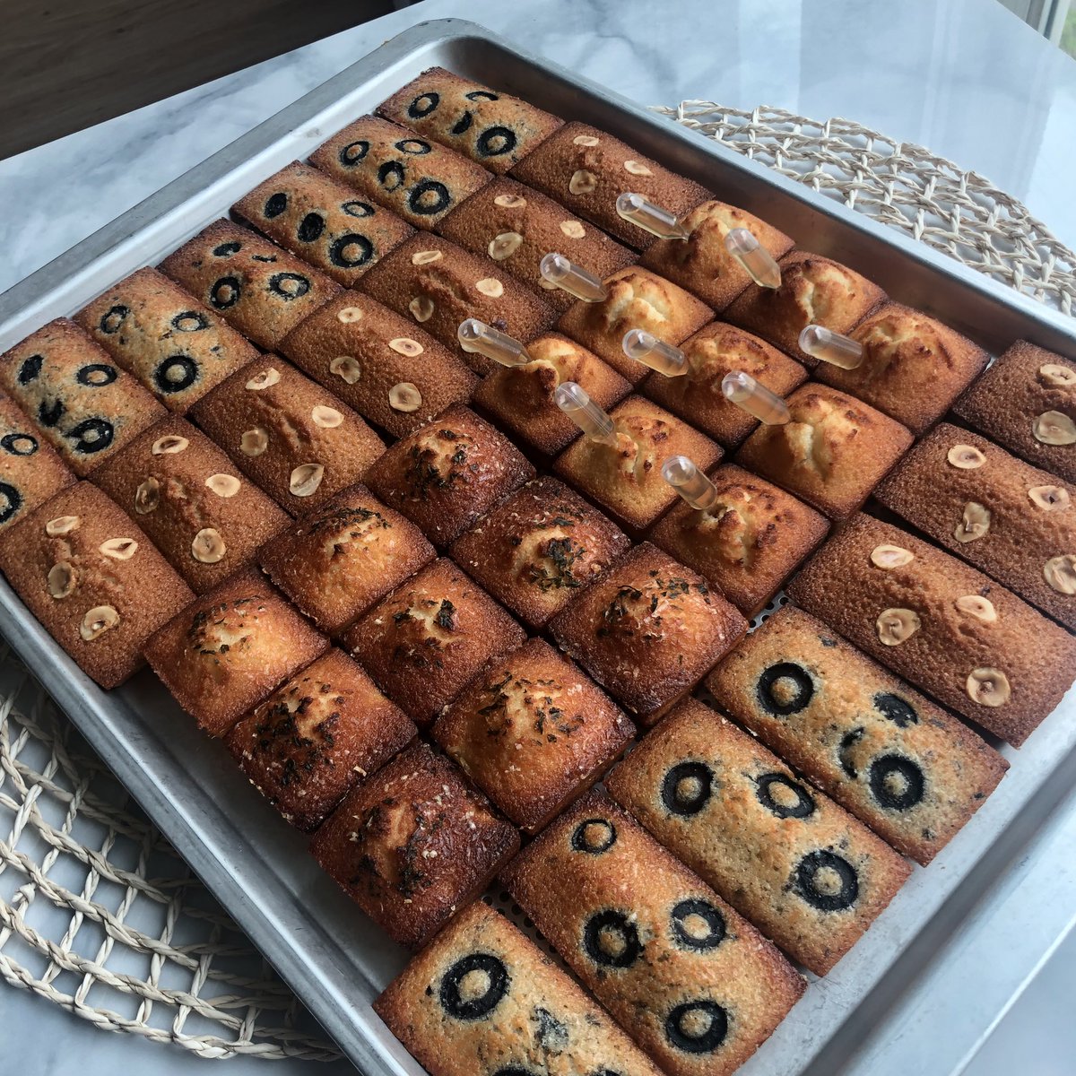 Chouxcaron's tweet photo. [RT] 한분을 뽑아 마카롱 6구를 보내드려요! 

마카롱은 크림브륄레를 제외하고는 가나슈베이스로 변경이 되었습니다. (~8월까지)
슈카롱랜덤세트와 마들렌&amp;휘낭시에 세트가 있어요.
>> https://t.co/jZ5ZTqVZLQ https://t.co/2kfcP5eHyt