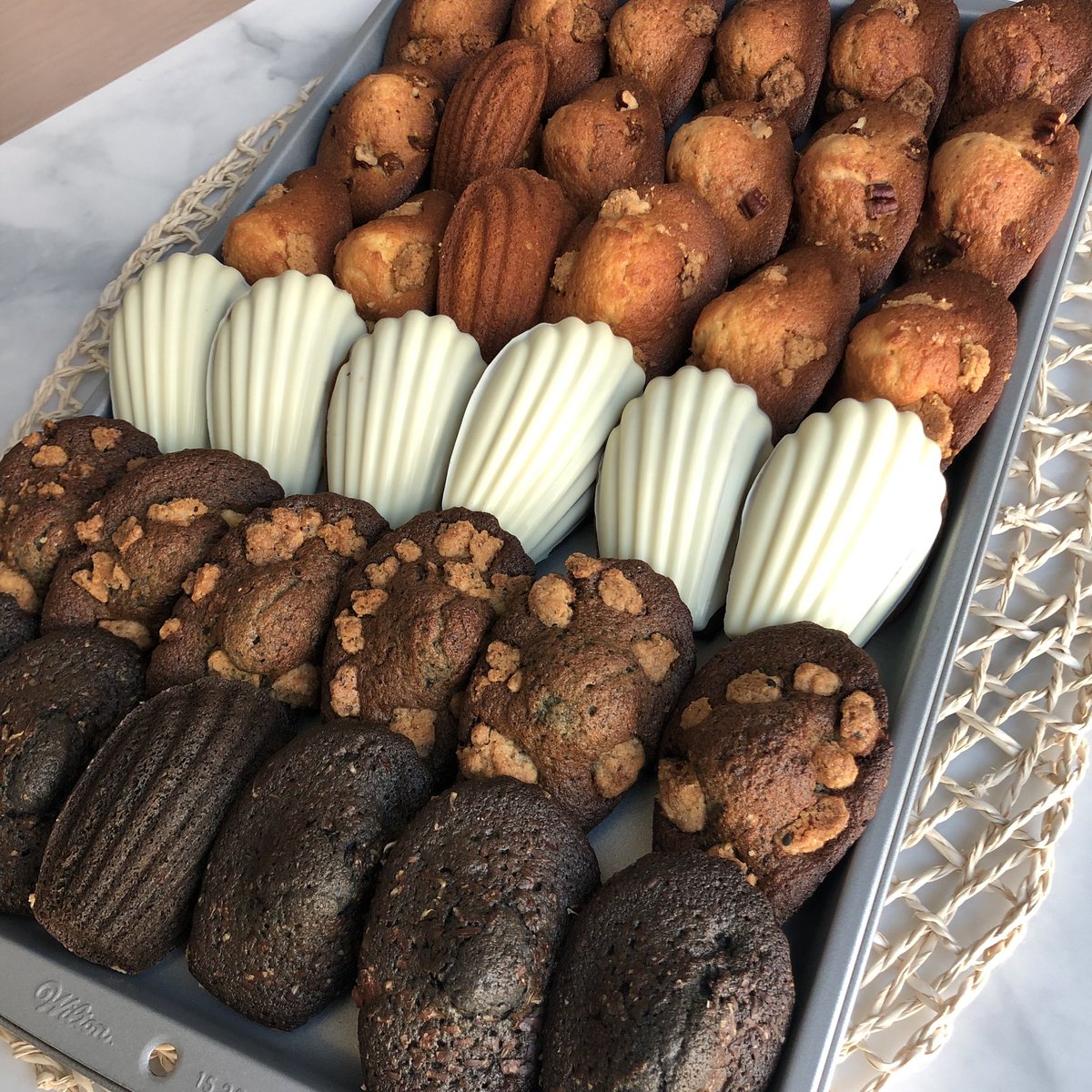 Chouxcaron's tweet photo. [RT] 한분을 뽑아 마카롱 6구를 보내드려요! 

마카롱은 크림브륄레를 제외하고는 가나슈베이스로 변경이 되었습니다. (~8월까지)
슈카롱랜덤세트와 마들렌&amp;휘낭시에 세트가 있어요.
>> https://t.co/jZ5ZTqVZLQ https://t.co/2kfcP5eHyt