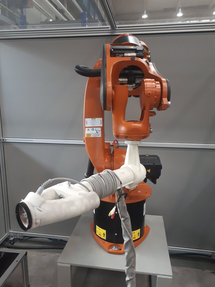 ChristophDoeppe's tweet photo. Our mobile #RoboticWeldingSystem is the perfect helper in #Weldingrepair with a 100% accuracy in performance. We utilize the newest technologies with our custom-made attachments being able to complete any task #fast and #reliable #Additive #LaserCladding #WeLiveTechnology https://t.co/UxSRcWPRt4