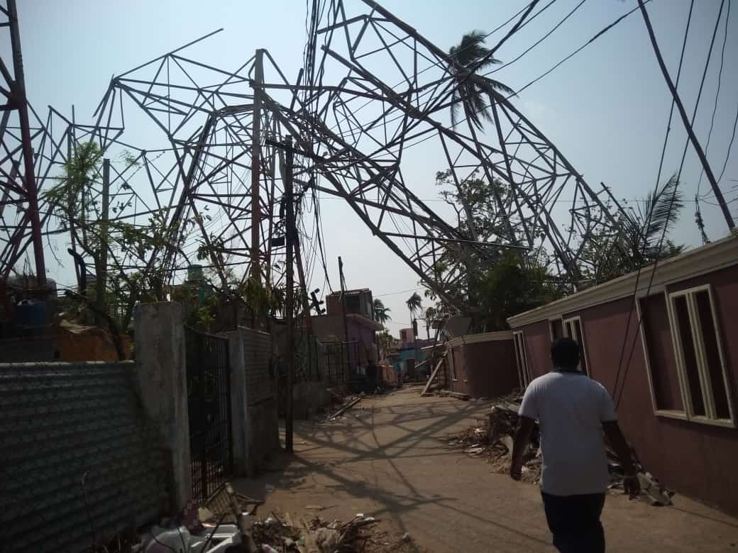 Showkath143's tweet photo. ಹೀಗಾಗಿ ಕರ್ನಾಟಕ ಸರ್ಕಾರ ತನ್ನ ಇಂಧನ ಇಲಾಖೆಯಿಂದ ಅಧಿಕಾರಿಗಳ ಮತ್ತುತನ್ನನೌಕರರ ಸಹಾಯದಿಂದ ಪೋನಿ ಚಂಡಮಾರುತಕೆ ಒಳಗಾದ ಪ್ರದೇಶಕ್ಕೆ ವಿದ್ಯುತ್ ಪುನಶ್ಚೇತನ ಕಾರ್ಯಕ್ರಮ https://t.co/NoRtFS0z2y
