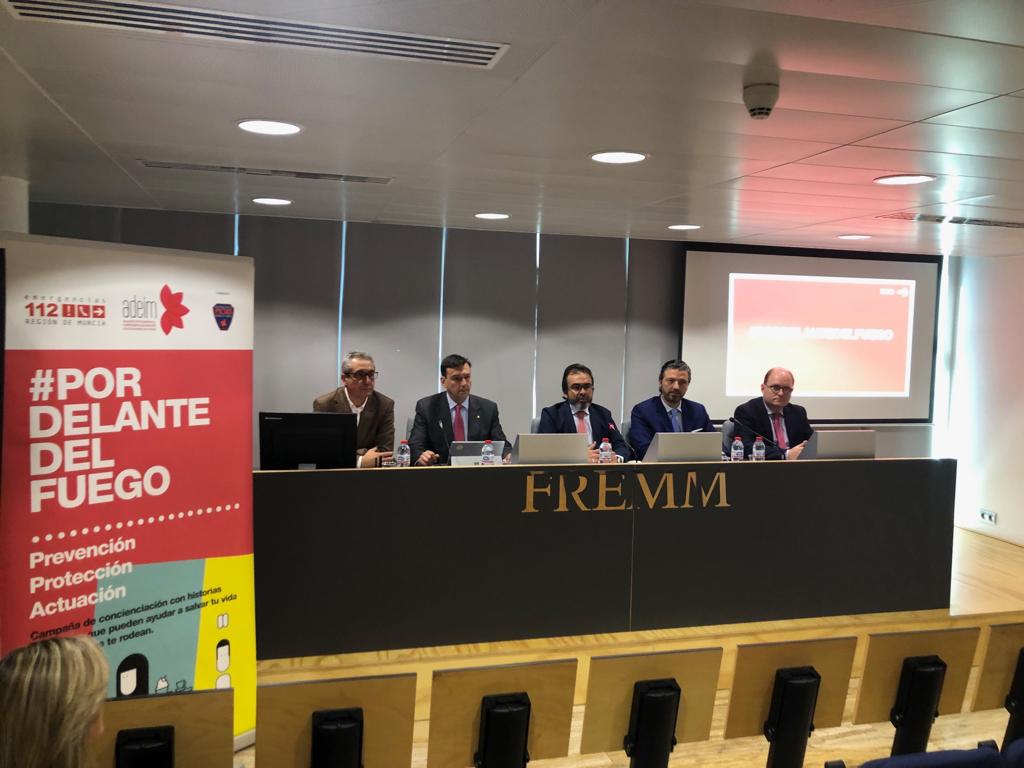 RM_Hacienda's tweet photo. 📺👨‍🚒🔥A iniciativa de la Asociación #ADEIM junto con el Servicio @112rmurcia, presentamos la campaña #PORDELANTEDELFUEGO, que aborda los diferentes métodos de prevención, protección y actuación en caso de incendio. #Educación y #concienciación https://t.co/bCaQmxJZjj