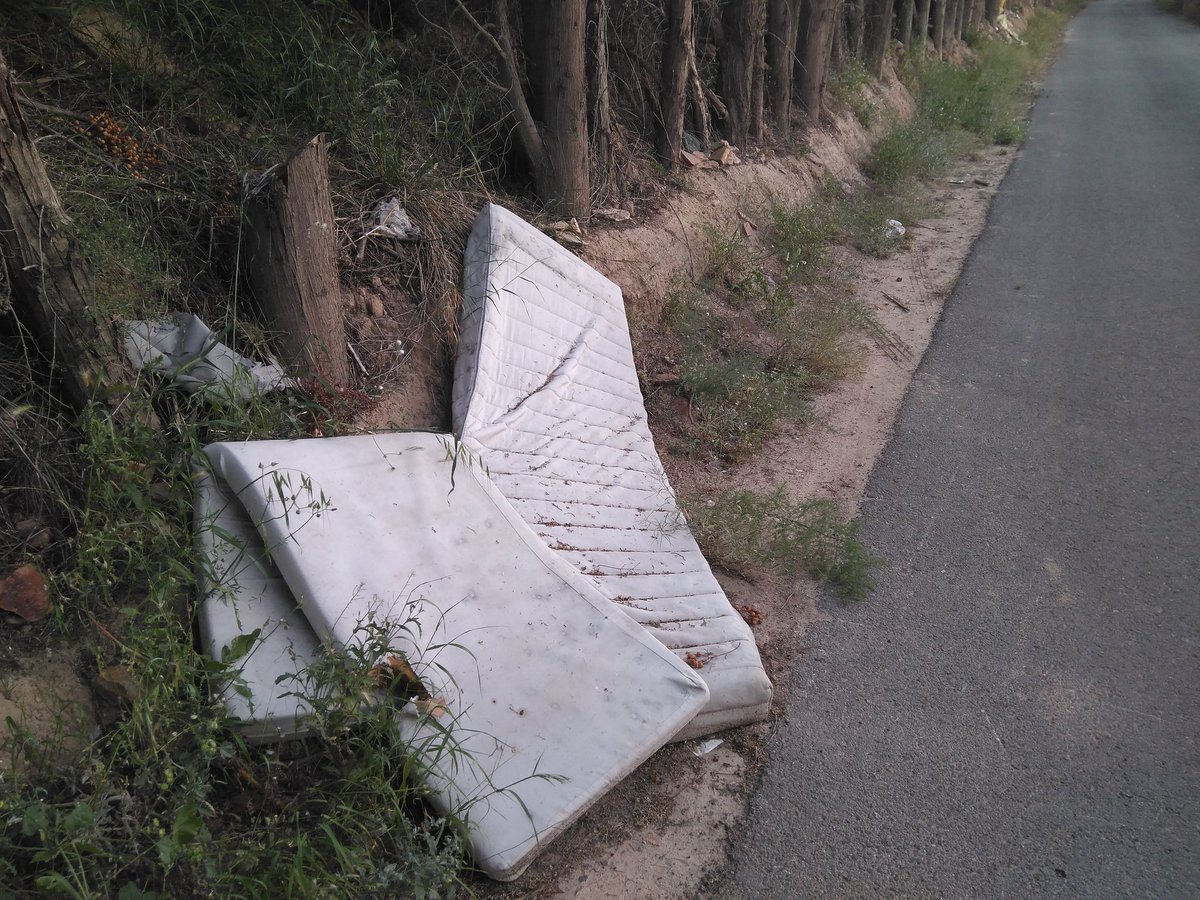 SendaDeGranada's tweet photo. Llena de escombros y basuras, así está la "vía verde" que pasa cerca de Senda de Granada y junto a Joven Futura en #Espinardo (Carril Dr. de la Peña). El tema de los escombros en el @AytoMurcia es para hacérselo mirar. ¿Cree @Ballesta_Murcia que esto es aceptable? #MedioAmbiente https://t.co/XiYaZyAUKP