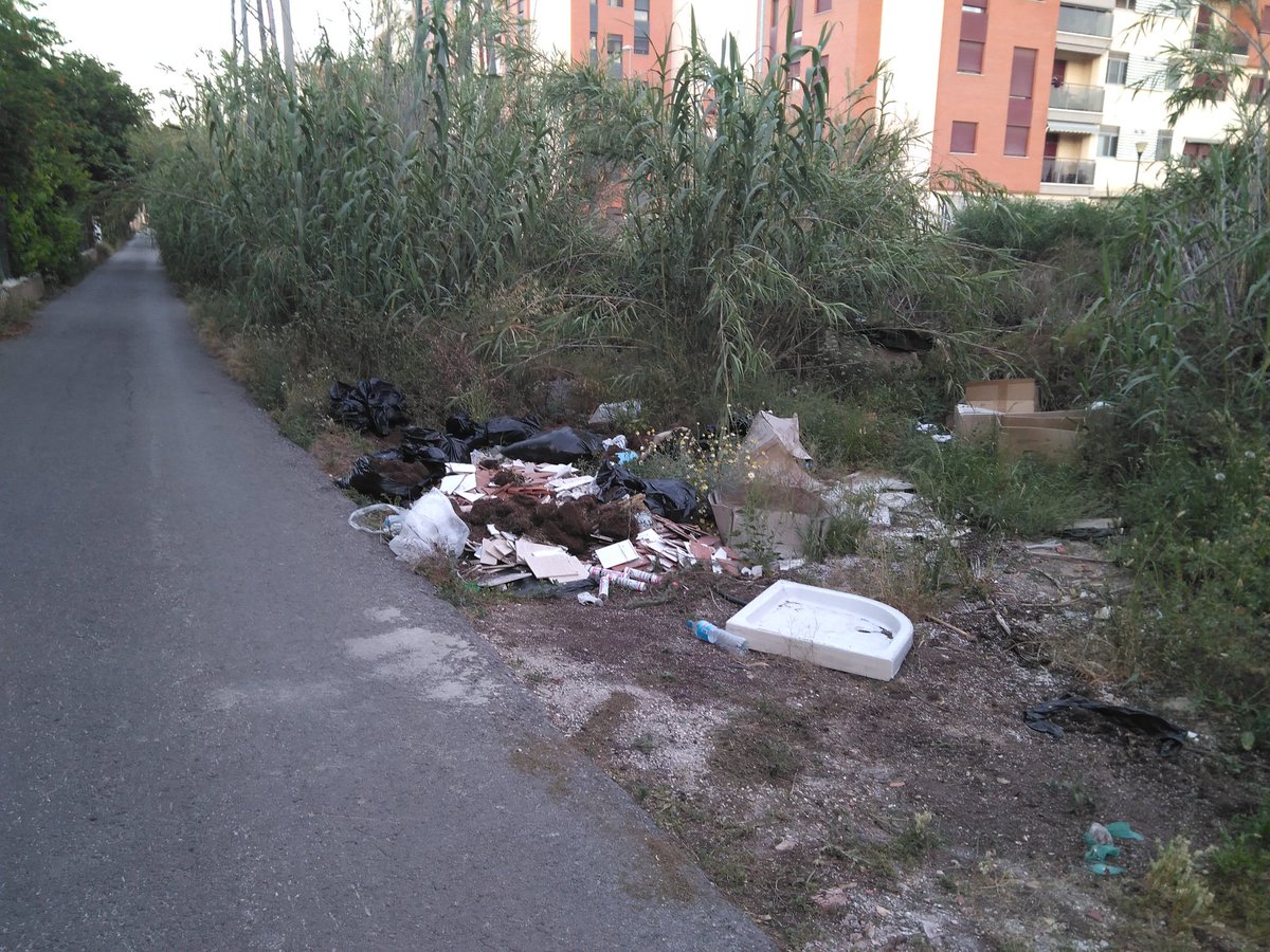 Llena de escombros y basuras, así está la "vía verde" que pasa cerca de Senda de Granada y junto a Joven Futura en #Espinardo (Carril Dr. de la Peña). El tema de los escombros en el <a href="/AytoMurcia/">Ayuntamiento de Murcia</a> es para hacérselo mirar. ¿Cree <a href="/Ballesta_Murcia/">José Ballesta</a> que esto es aceptable? #MedioAmbiente