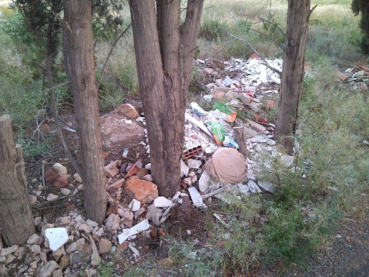 SendaDeGranada's tweet photo. Por otro lado, todo esto se produce por la falta de vigilancia de @MurciaPolicia, pues los vecinos raramente vemos a la policía por el barrio patrullando. ¿Piensa el @AytoMurcia dar una solución? ¿O las pedanías somos menos que el centro? @lolasanchezalar @MuCSostenible @Rebepl https://t.co/IFU3xq4XlT